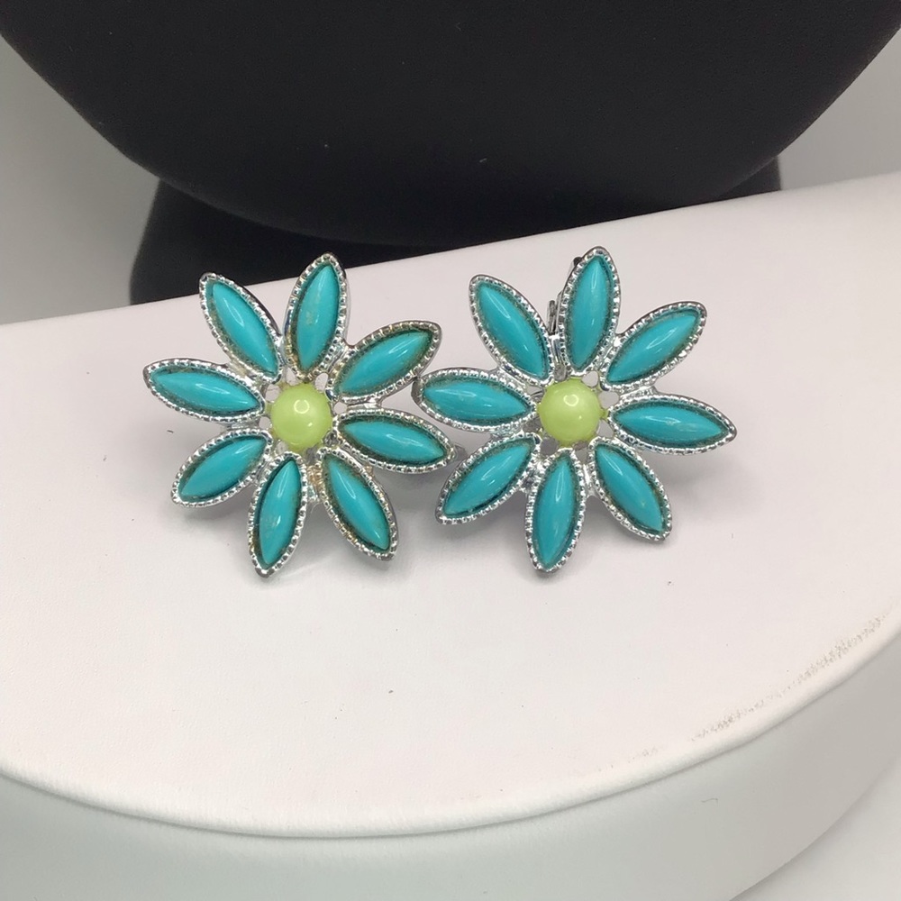 “Daisy Time” Sarah Coventry clip earrings.
